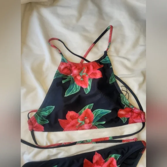 BEAUTIFUL‎ Floral High Neck Strappy Back Bikini Set - Picture 2 of 6